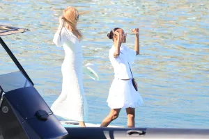 Nicole Kidman ve Zoe Saldaña Yunanistan'da Tatil Yapıyor
