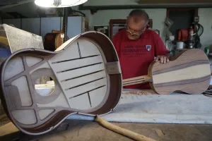 Yunanistan'dan Dünyaya Açılan El Yapımı Klasik Gitarlar