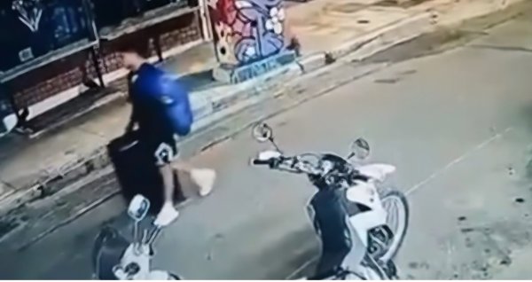 Kızılhaç, Atina'da İngiliz Kadını Öldürmekle Suçlanan Afgan Göçmen Hakkındaki Filmi Sildi