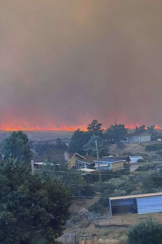 Reno, Nevada'da Hızla Yayan Yangın Binlerce Kişinin Evacuate Edilmesine Neden Oldu