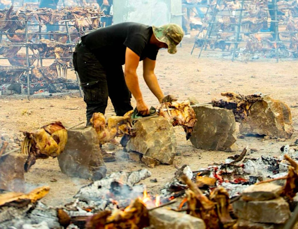 Girit Çobanlarının Nesilden Nesile Yaşattığı Et Pişirme Geleneği: Antikristo
