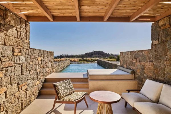 Mykonos'ta Kayalara Oyulmuş Basketbol Sahasıyla Dikkat Çeken Yeni Otel