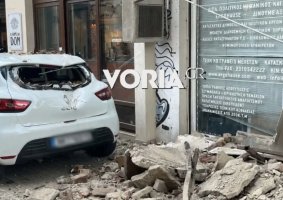 Selanik'te Kadın Arabayla 3 Dakika Önce Yerden Ayrıldı, Balkon Çöktü