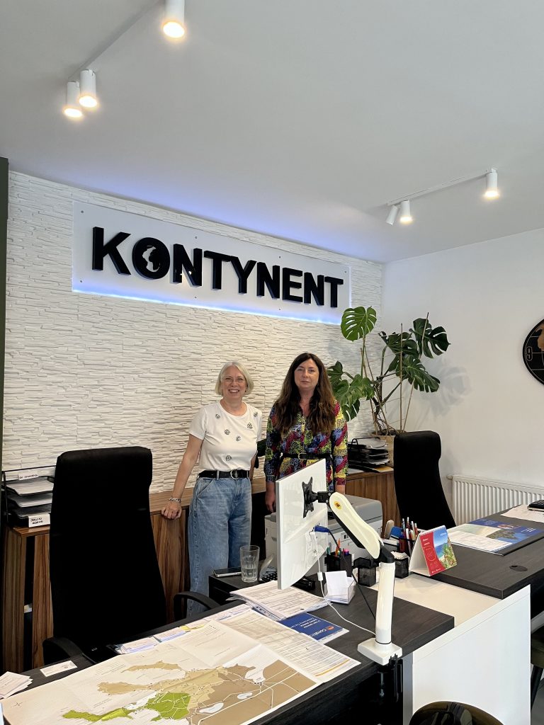 Maria Pappa, Kontynent seyahat acentesinde.