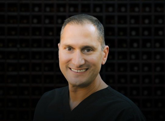 Gündüz Diş Hekimi, Gece Şarap Barı Sahibi: Dr. Kilimitzoglou