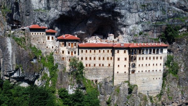 Tarihi Panagia Soumela Manastırı, Türk Kısıtlamalarına Rağmen Yunan Ortodoks Ayinini Gerçekleştirdi