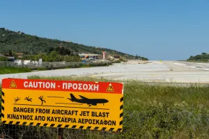 Skiathos'ta Uçak Motorunun Rüzgarına Kapılan Turist Ağır Yaralandı