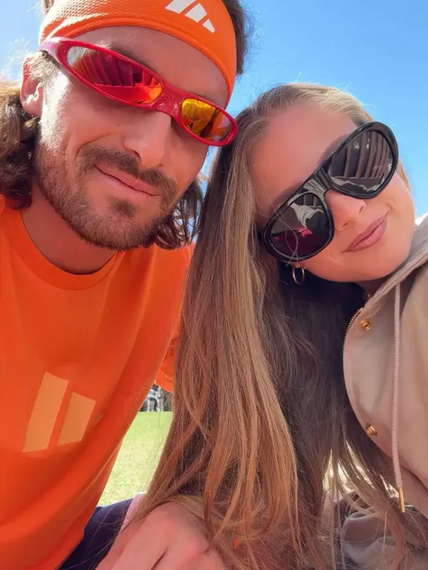 Yunan Tenis Yıldızı Stefanos Tsitsipas, Partneri Kristen Thoms ile İsviçre'de Zaman Geçiriyor