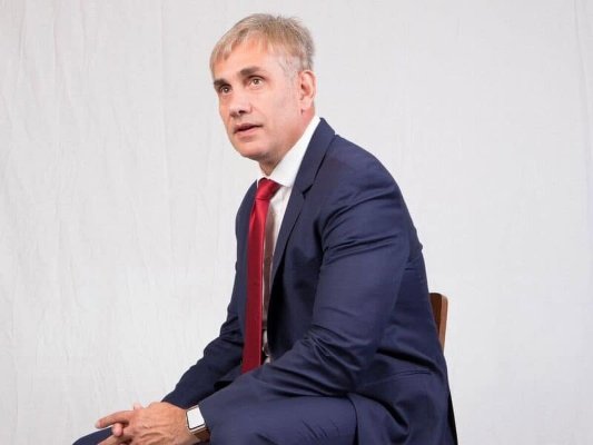 Yunan-Avustralyalı Emlak Müzayedeci Tom Panos'un '30 Yılın En Kötü Müzayede Günü' Videosu Viral Oldu