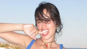 Camila Cabello, Yunanistan Tatilinde 2026 Yazının Mayo Trendini Gözler Önüne Serdi