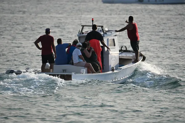 Yunanistan'da Orman Yangını Alarmı: Plajdaki 250'den Fazla Turist Botlarla Tahliye Edildi