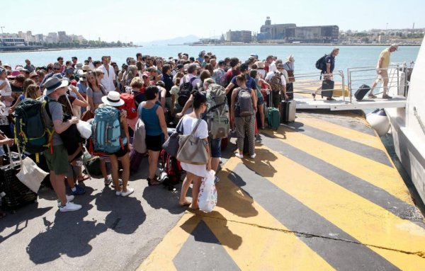 Atina Limanlarından 56.000'den Fazla Yolcu Bugün Gidecek