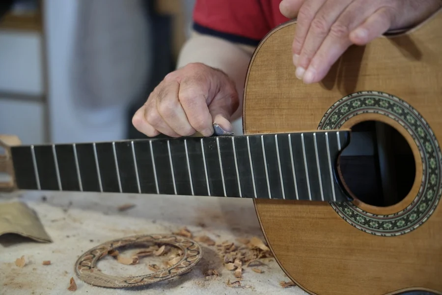 Yunanistan'da el yapımı klasik gitarlar atölyesi