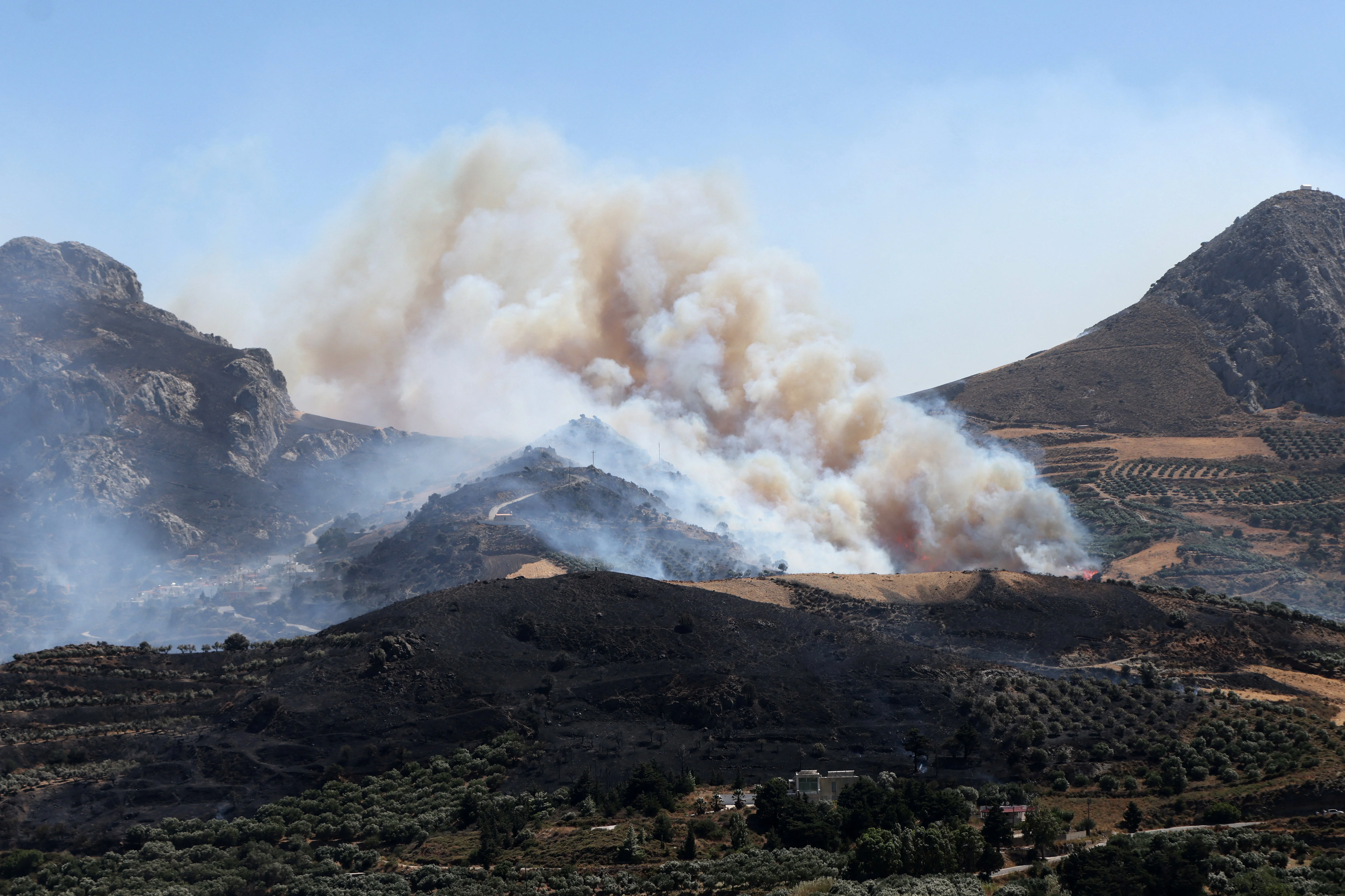 Girit adasında Asomatos köyü yakınlarında bir kanyonda yanan orman yangını