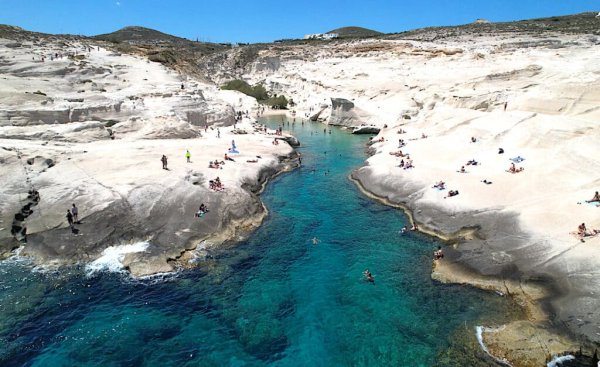 Milos'un Ünlü Sarakiniko Plajına Helikopterle İnerek Yüzmek İsteyenlere Büyük Tepki