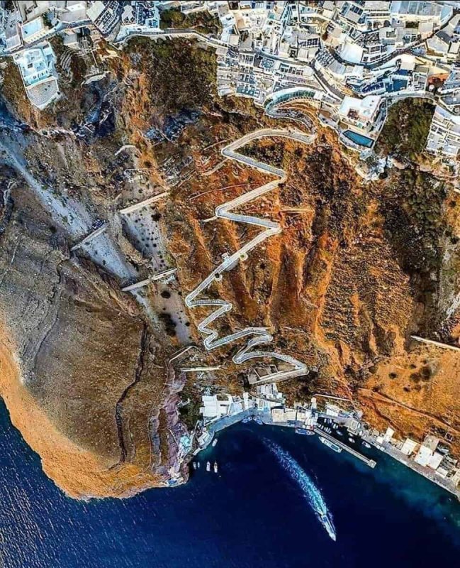 Santorini'de Tarihi Karavolades Merdivenleri Heyelan Nedeniyle Acil Kapatıldı