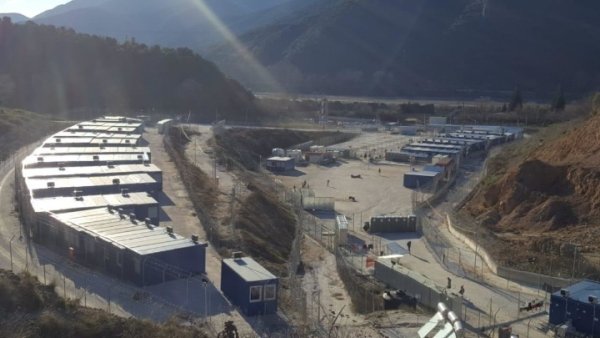 Sintiki Belediyesi, Mülteci Gözaltı Merkezi'nin Acil Kapanmasını Talep Ediyor