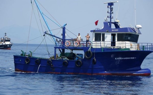 Türk Balıkçı Tekneleri Yunan Karasularında Deniz Tabanını Taramakla Suçlanıyor: Deniz Grubu Çevresel Zarar Uyarısı Yaptı