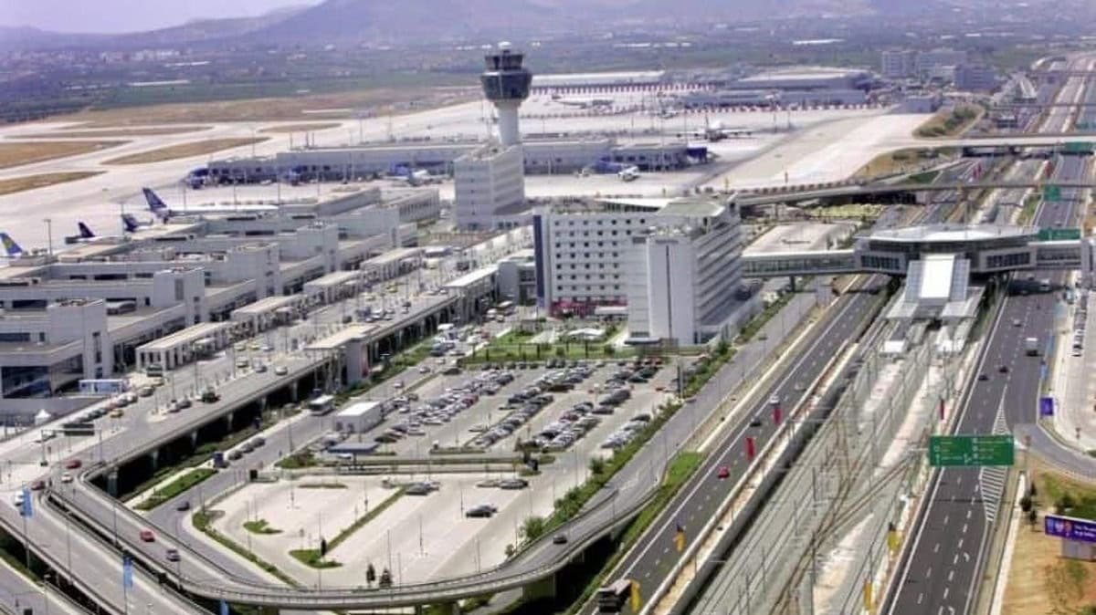 Atina Havalimanı'nda el bagajında bıçak ve budama makasıyla yakalandı