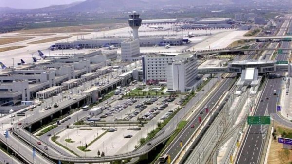 Atina Havalimanı'nda el bagajında bıçak ve budama makasıyla yakalandı