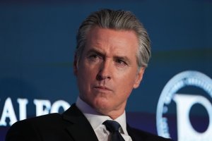 California Valilik Yarışması: Yangın Hasarını Kim Ödeyecek?