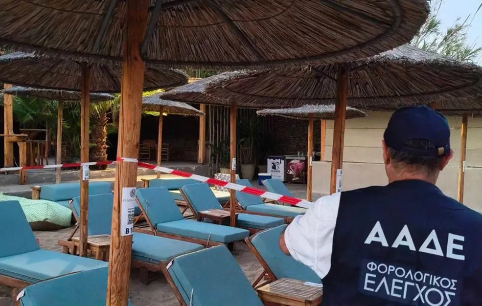 Yunanistan'da Vergi Müfettişleri Ünlü Plaj Kulübünü Kapatıp Para Cezası Kesti