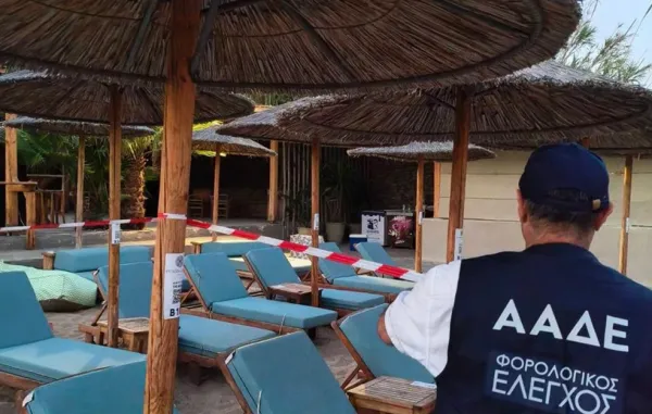 Yunanistan'da Vergi Müfettişleri Ünlü Plaj Kulübünü Kapatıp Para Cezası Kesti