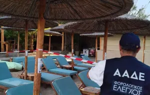 Yunanistan'da Vergi Müfettişleri Ünlü Plaj Kulübünü Kapatıp Para Cezası Kesti