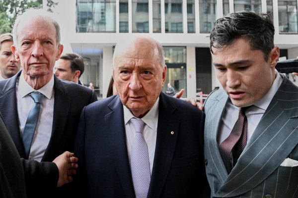Eski Avustralya Radyo Sunucusu ve Milli Ragbi Koçu Alan Jones Cinsel Suçlardan Yargılanıyor