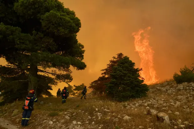 İtfaiyeciler Porto Germeno yakınlarındaki Kithairon Dağı'nda yükselen alevlere yaklaşıyor.