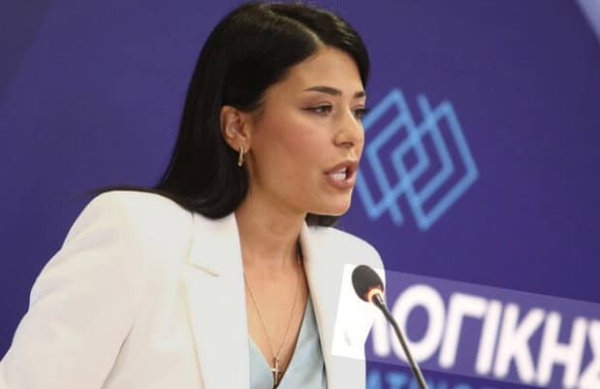 Yunanistan Milletvekili Afroditi Latinopoulou'ya Tinos Limanı'nda Sözlü Saldırı