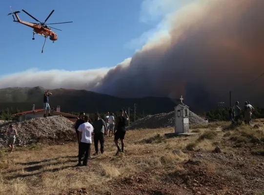 Yunanistan'daki Dev Yangın Rüzgar Türbininden Çıktı, Büyüyerek Yayılıyor