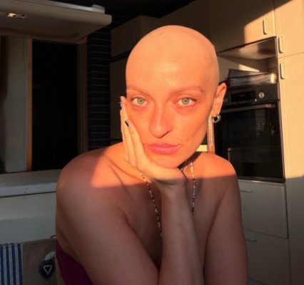 Genç Yunan Oyuncu Evita Agaitsi, Kanserle Mücadelesini Açıkladıktan Sonra Yeni Fotoğraflarını Paylaştı