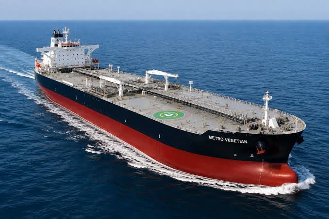 Yunan armatöre ait yeni tanker Umman açıklarında vuruldu: Makine dairesi hasar aldı, gemi sürükleniyor