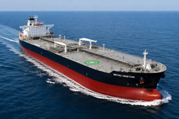Yunan armatöre ait yeni tanker Umman açıklarında vuruldu: Makine dairesi hasar aldı, gemi sürükleniyor