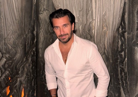 Ünlü Yunan Şarkıcı Thanos Petrelis'i Tanıyın