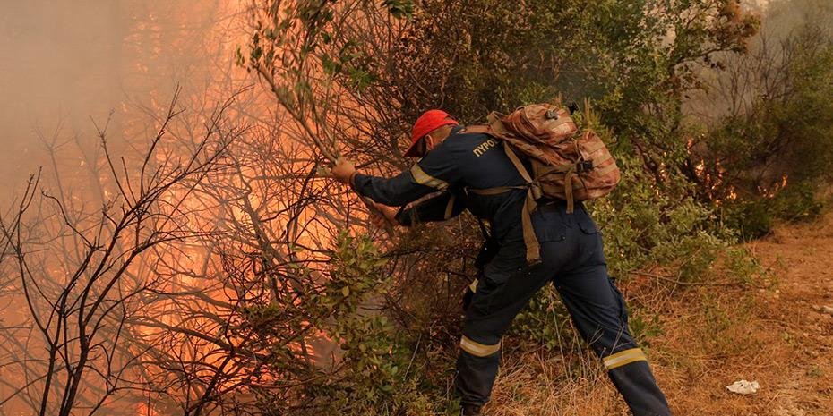 Kefalonia'da İngiliz Turistler Yangınla Mücadele Eden İtfaiyecilere Su Alıyorlar