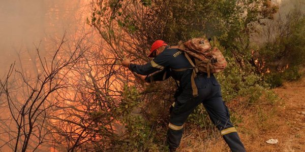 Kefalonia'da İngiliz Turistler Yangınla Mücadele Eden İtfaiyecilere Su Alıyorlar