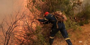 Kefalonia'da İngiliz Turistler Yangınla Mücadele Eden İtfaiyecilere Su Alıyorlar