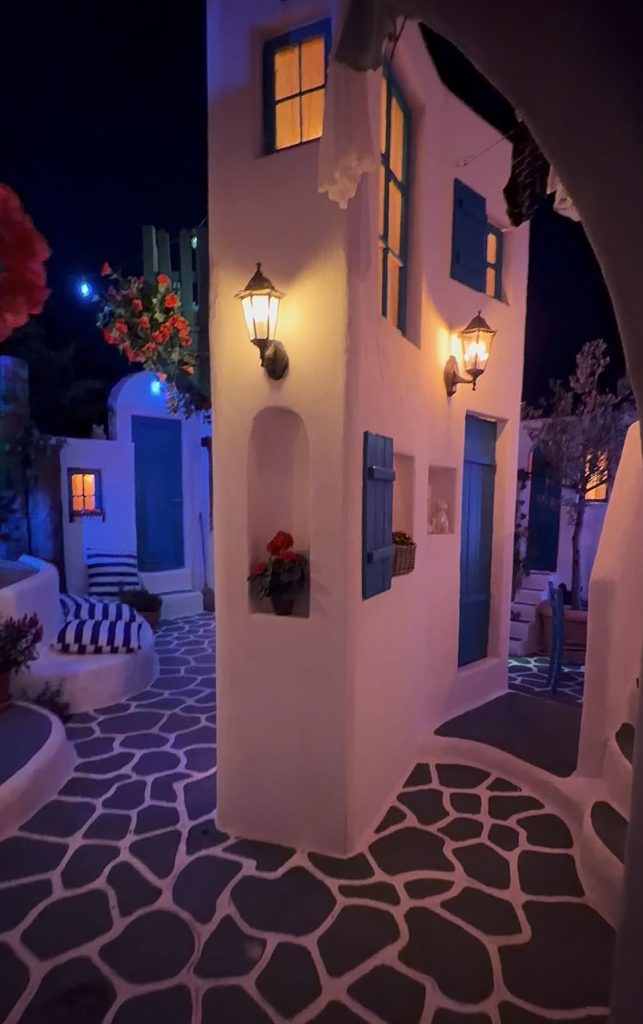 Yunanistan temalı bahçenin gece görünümü.