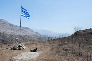 Kefalonya'da yangın mücadelesi sürüyor, kuvvetli rüzgarlar alevleri yeniden besliyor