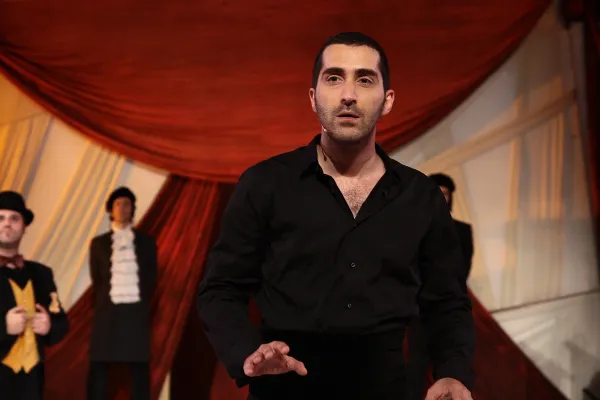 Zacharias Karounis: Cavafy’de duygu sessizlikte haykırıyor