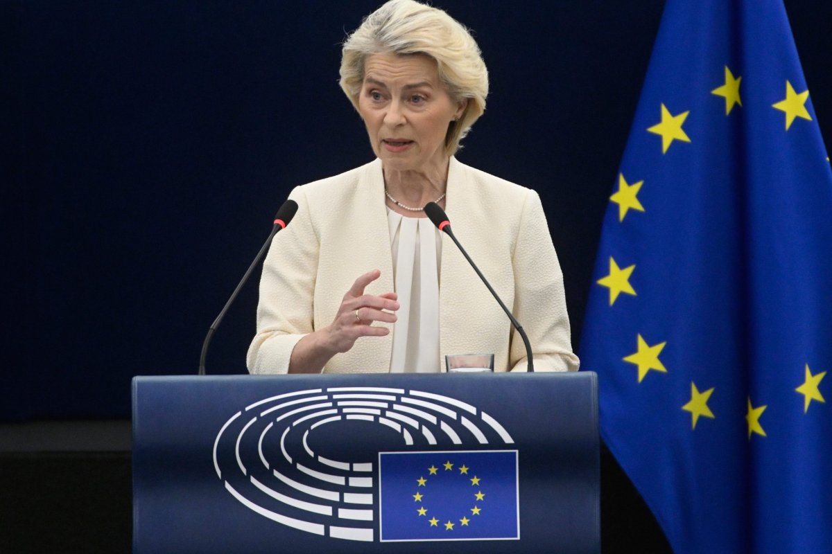 Von der Leyen Yunanistan'da yangınla mücadele ederken ölen Danimarkalı ve Yunan pilotlara saygılarını sundu