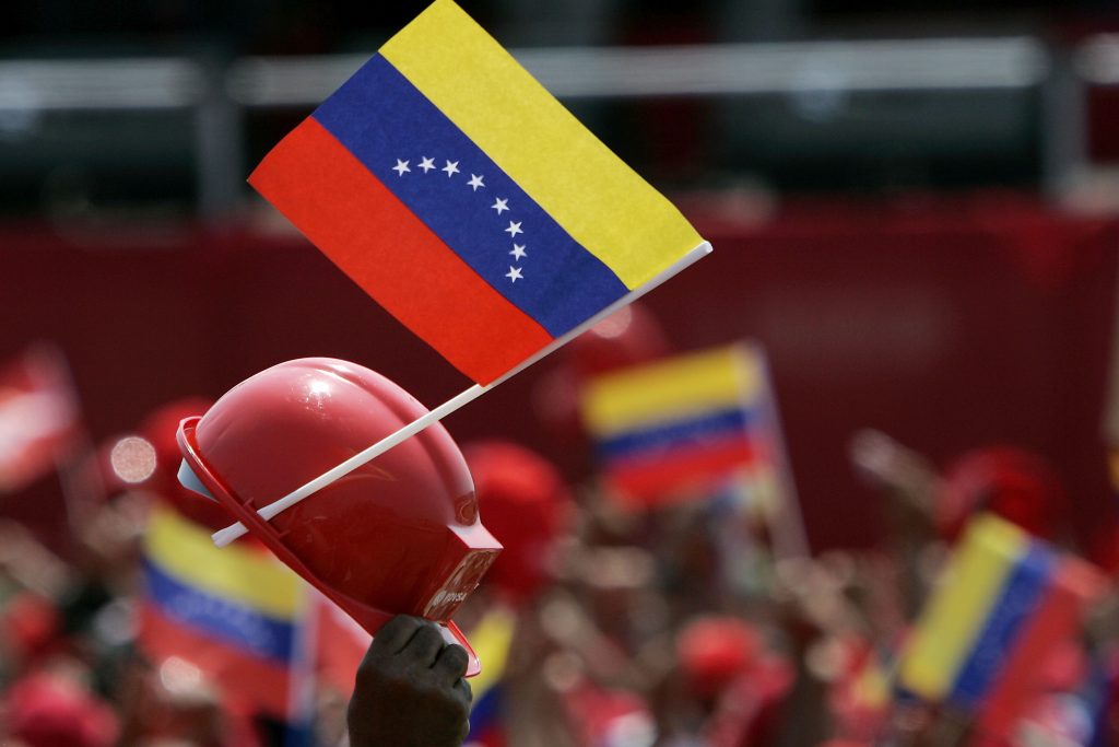 Venezuelalı petrol işçileri ulusal bayraklarla