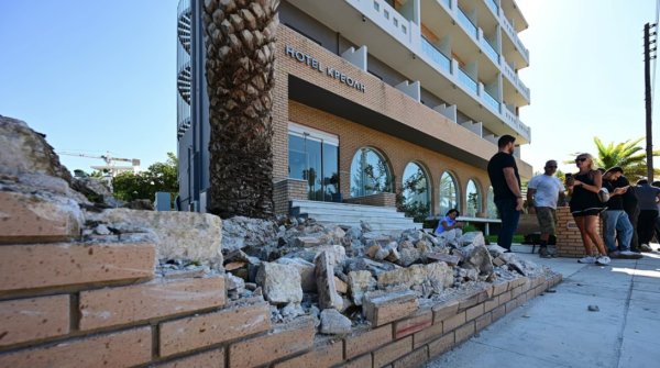 Poseidonos Caddesi'nde korkunç kaza: üç ölü