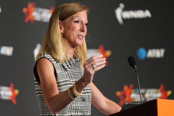 WNBA Komiseri Cathy Engelbert, Çalkantılı ve Dönüşümcü Görev Süresinin Ardından Aralık Ayında Emekli Oluyor