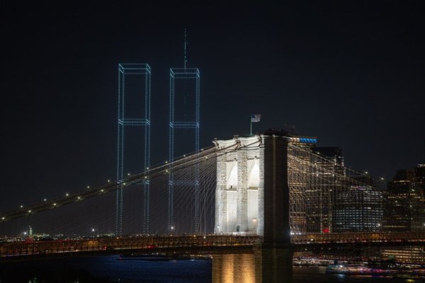 9/11 yıldönümünde ikiz kuleler 2.977 drone ile yeniden oluşturuldu