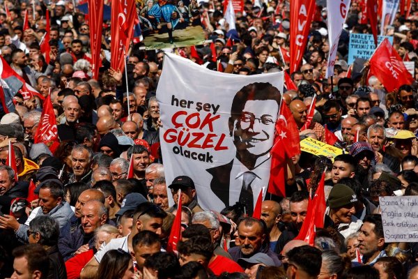 Hapsedilen İstanbul Belediye Başkanı Ekrem İmamoğlu'na iki yıldan fazla hapis cezası verildi, siyasi yasak riski doğdu