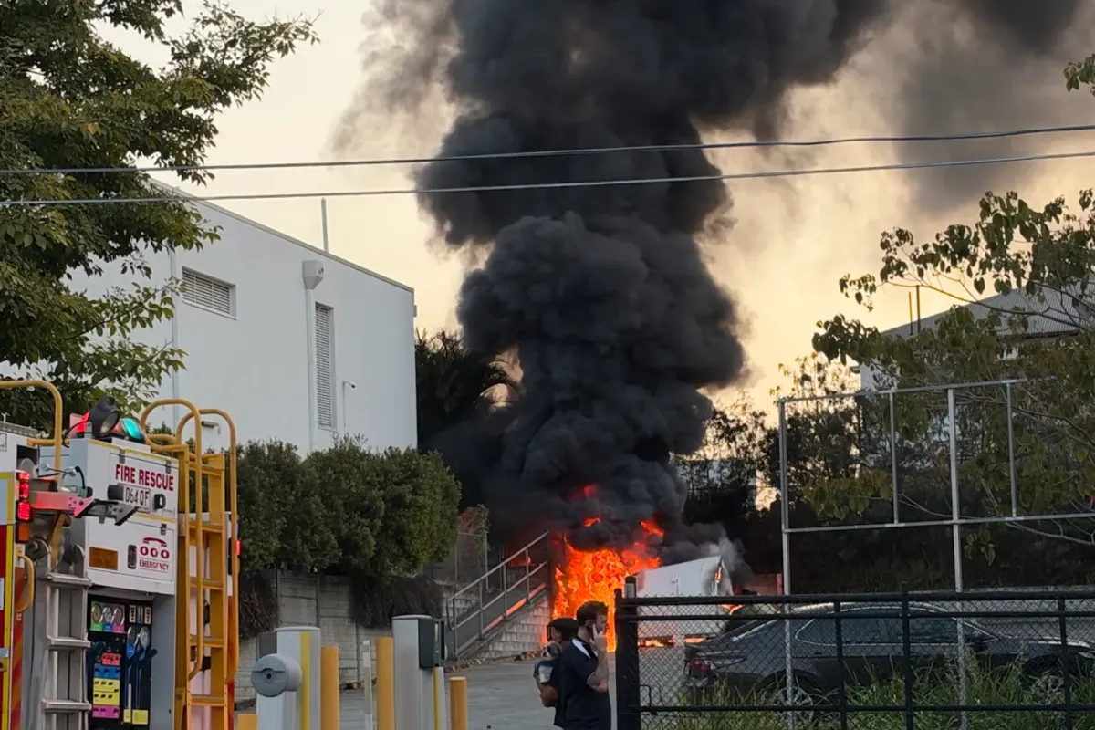 South Brisbane'de acil tahliye: The Greek Club otoparkındaki yangın araştırılıyor
