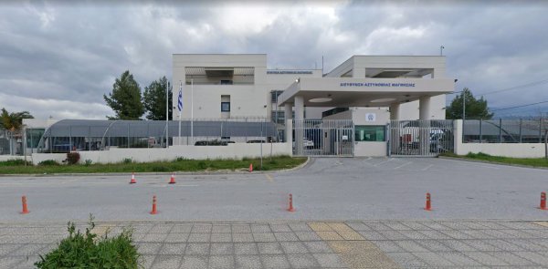 Kamera trafik cezası karşılığında para alan polis memurunu kaydetti